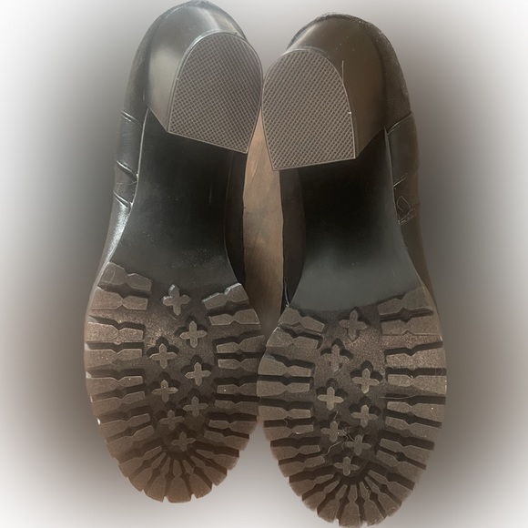 Simply Vera Wang Women’s Chain Detail Heeled Ankle Boots. - Picture 6 of 6